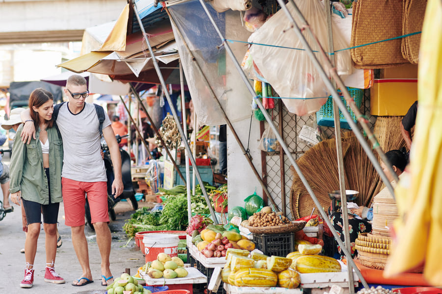 pareja de turistas paseando en un mercado
